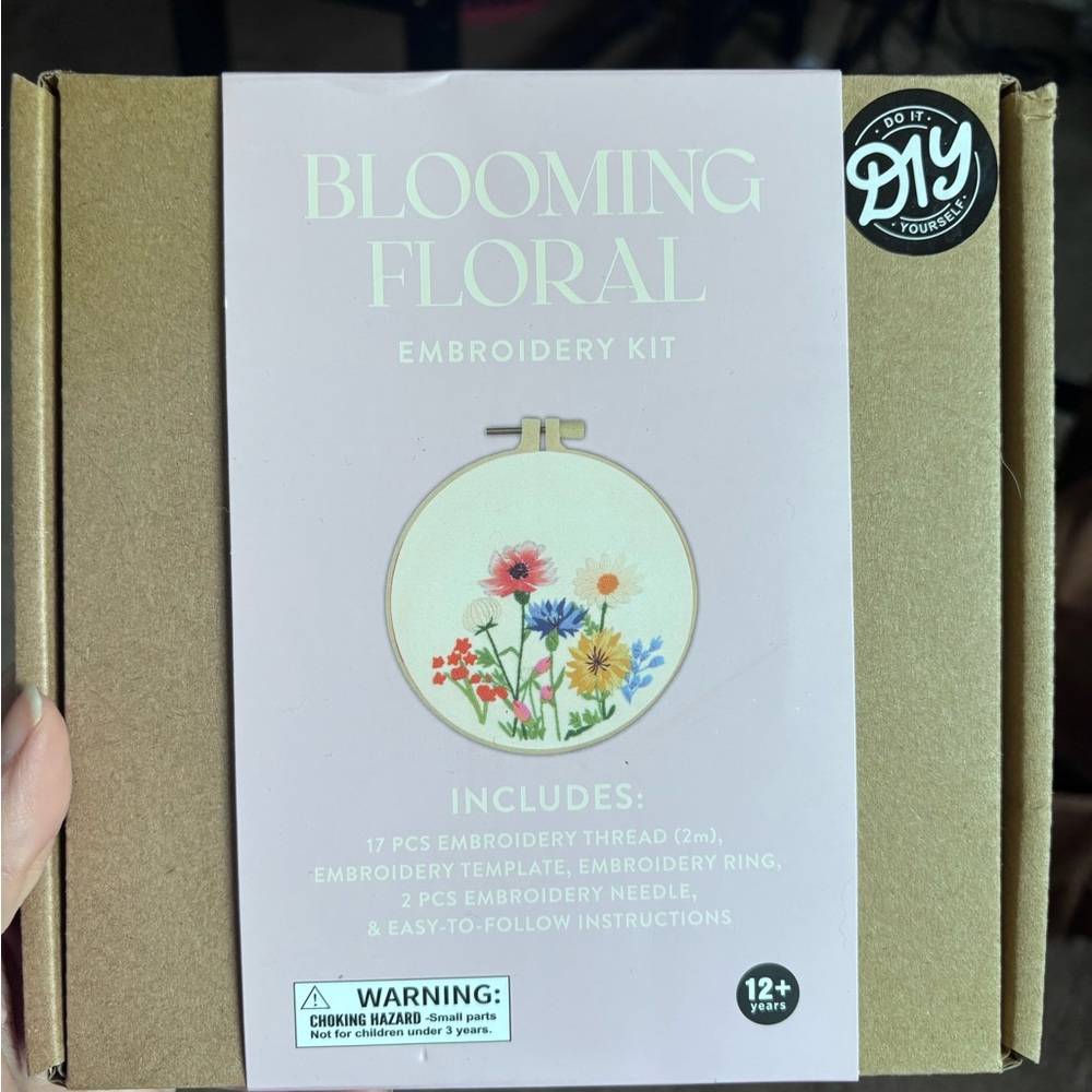 Blooming Floral Embroidery Kit - Multicolor